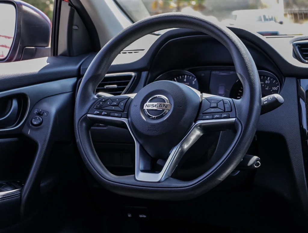 Used 2018 Red Nissan S image 22