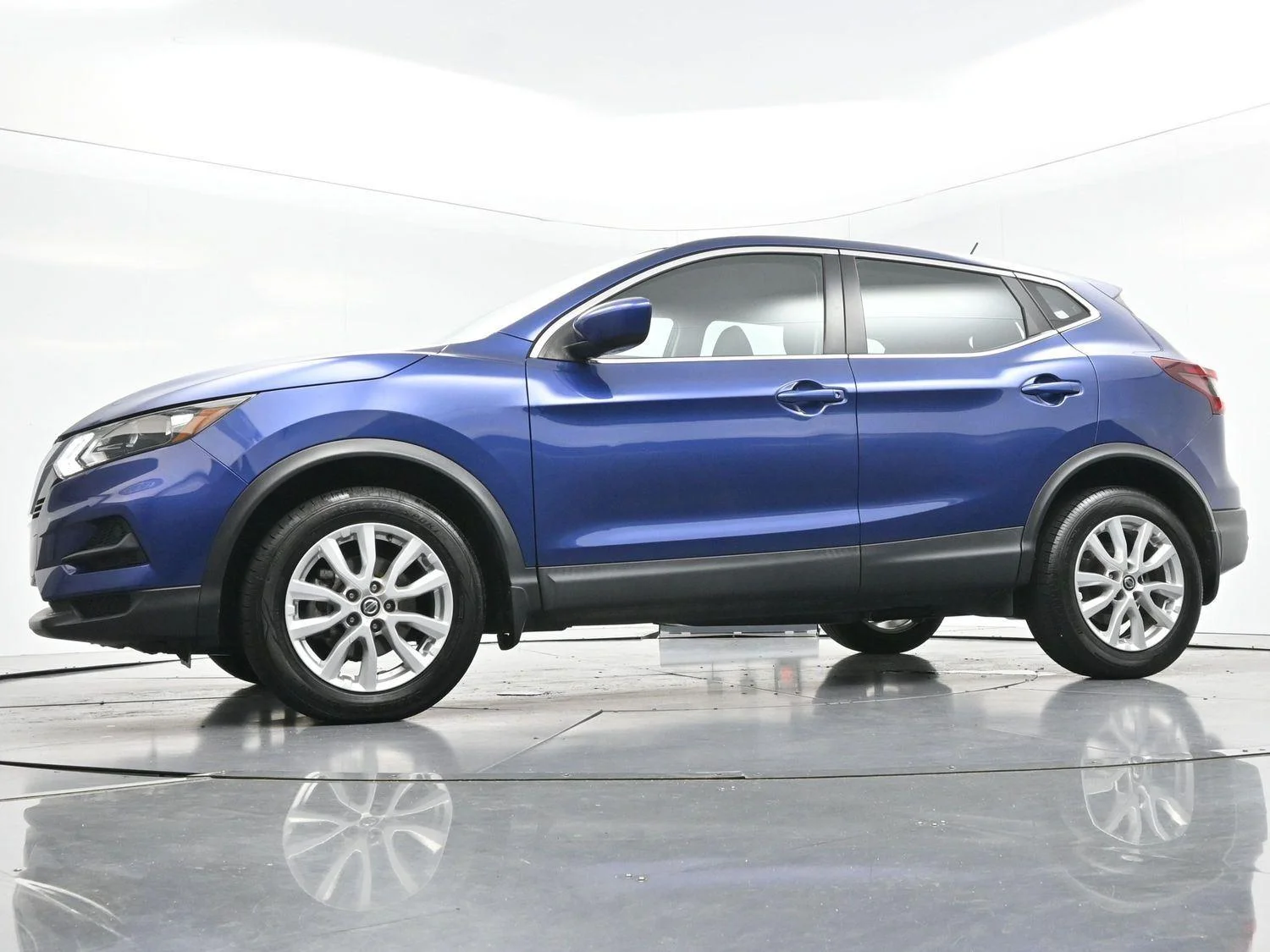 Used 2022 Caspian Blue Metallic Nissan S image 43