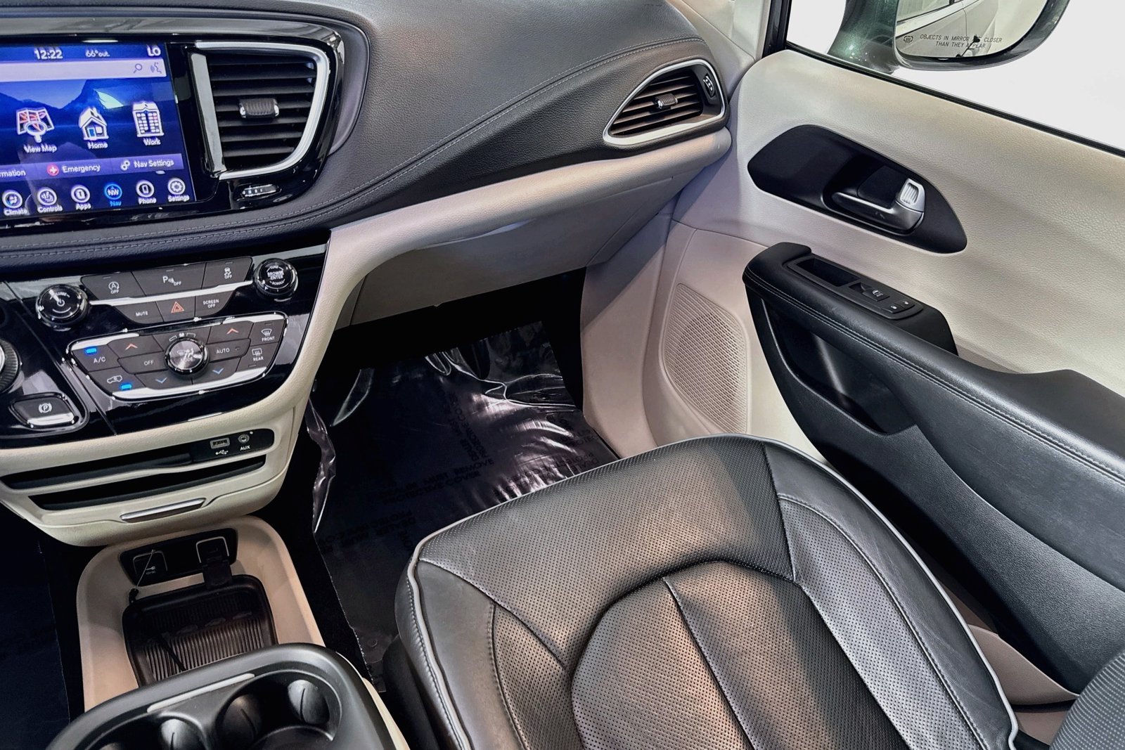 Used 2020 Granite Crystal Metallic Clearcoat Chrysler Limited image 22