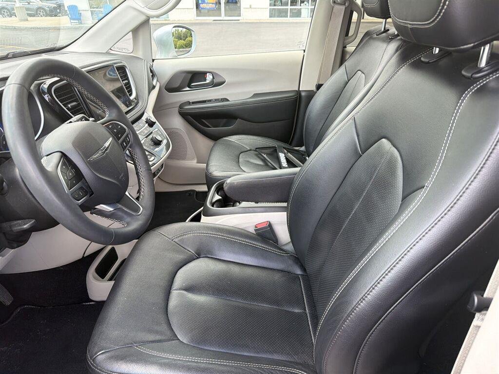 Used 2022 Silver Mist Clearcoat Chrysler Touring L image 5