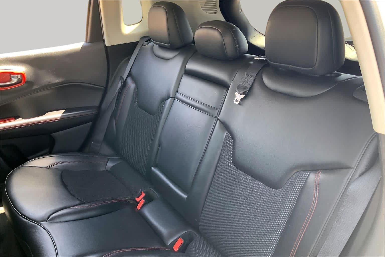 Used 2019 White Clearcoat Jeep Trailhawk image 21