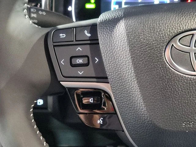 Used 2025  Toyota SE image 18