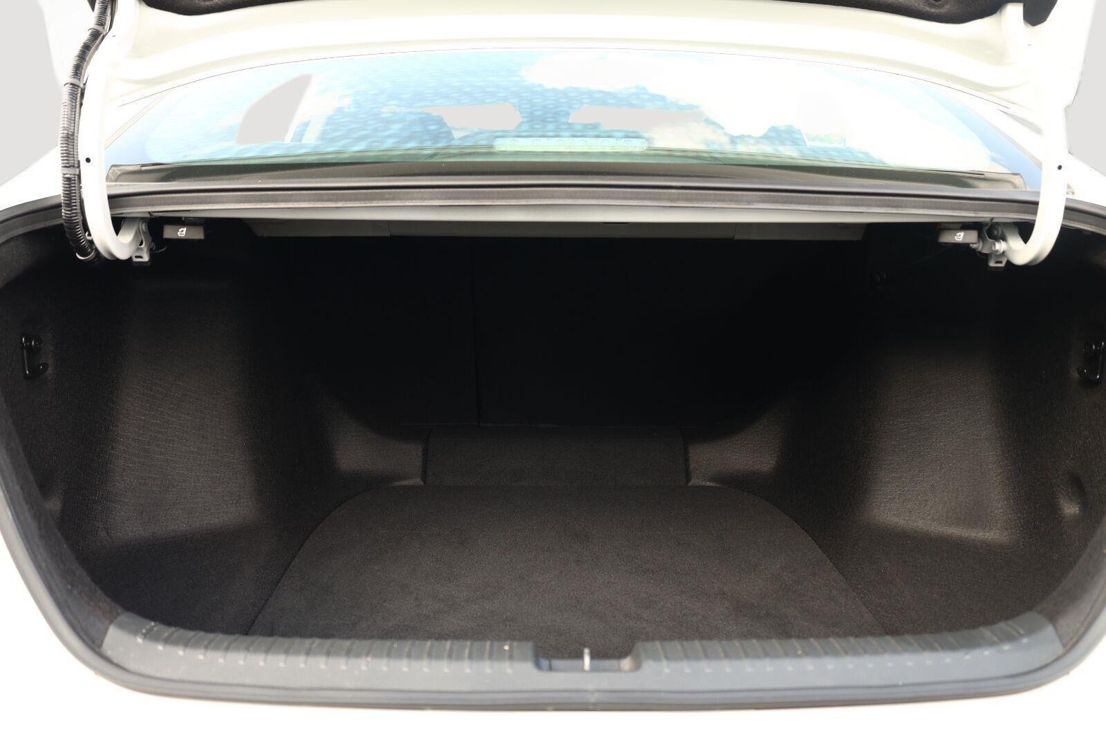 Used 2024 Platinum White Pearl Honda EX image 18
