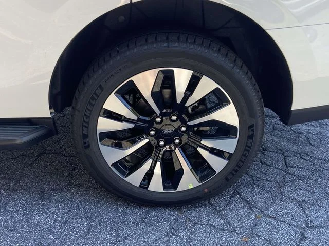 New 2027 Star White Metallic Tri-Coat Ford Platinum image 6