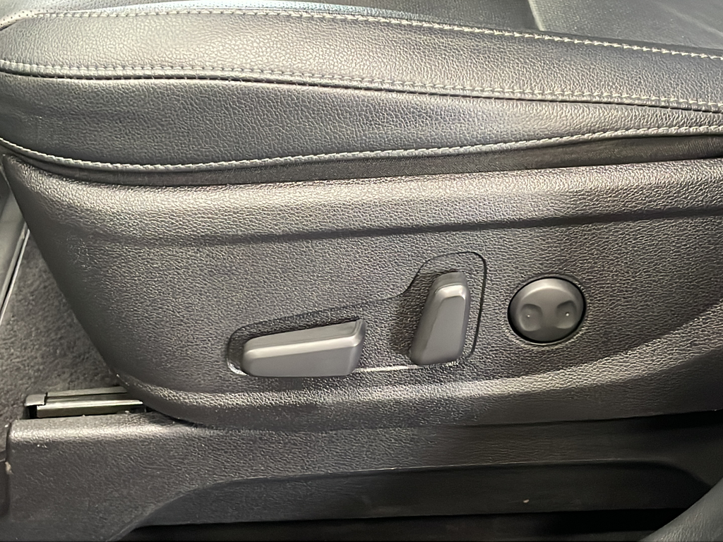 Used 2025 Black Kia EX image 17