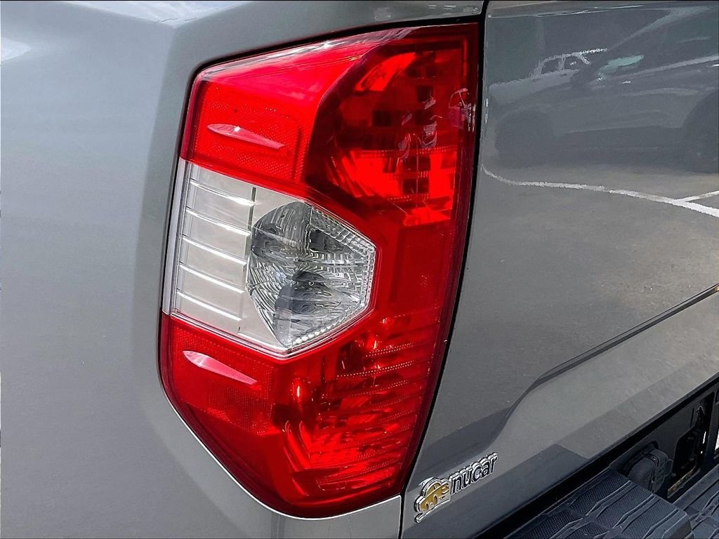 Used 2018 Silver Toyota SR5 image 33