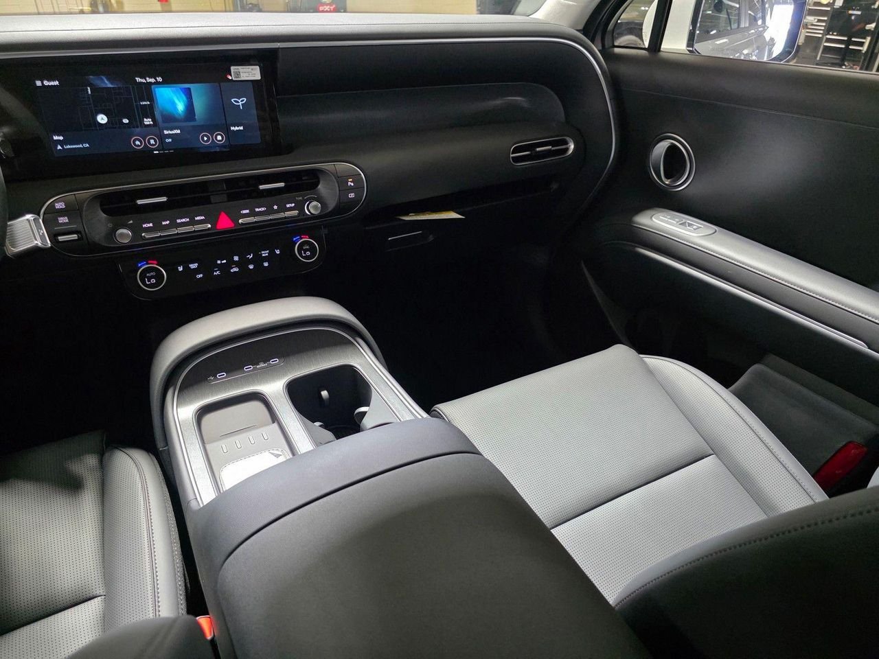 New 2027 Shimmering Silver Hyundai Blue SEL 7P image 18