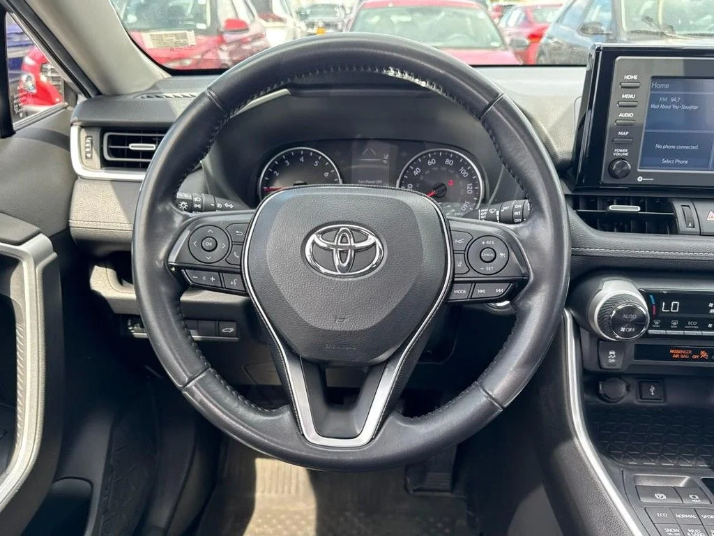 Used 2020 Silver Toyota XLE Premium image 13