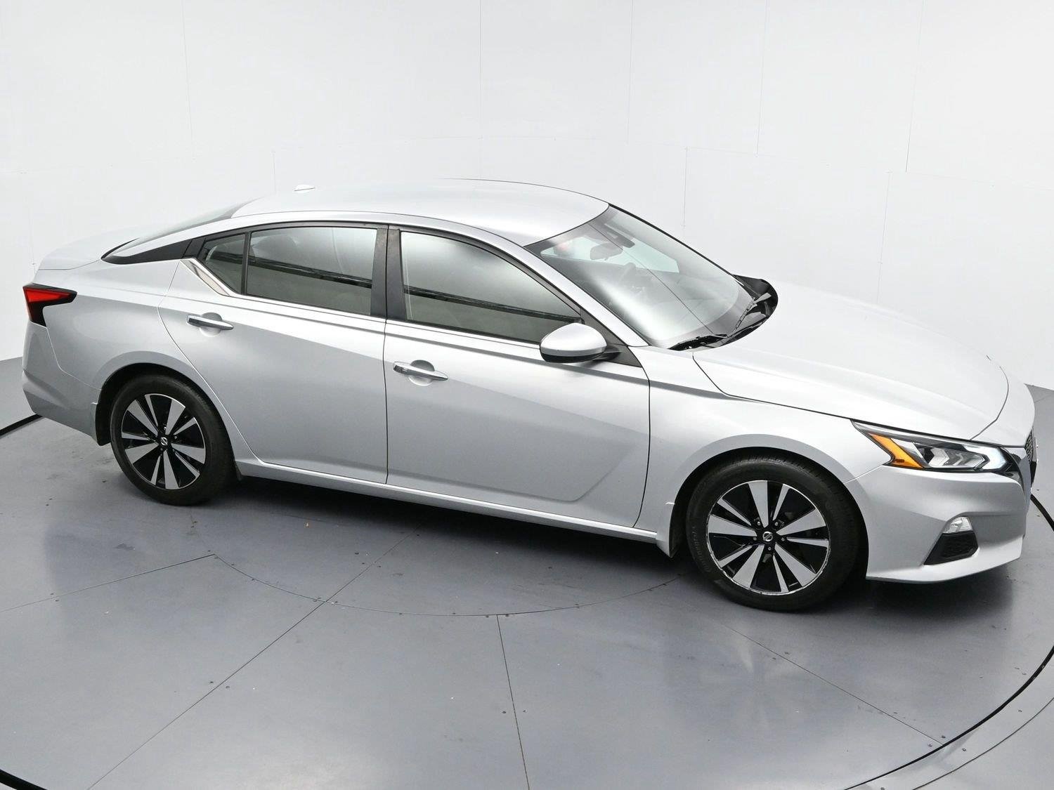 Used 2022 Brilliant Silver Metallic Nissan 2.5 SV image 32