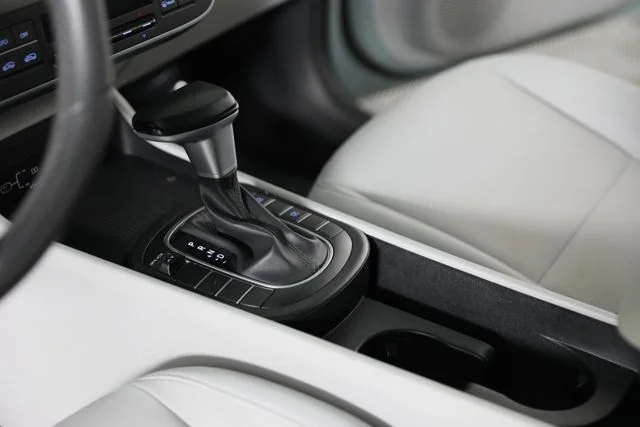 Used 2025 Green Hyundai SEL image 15