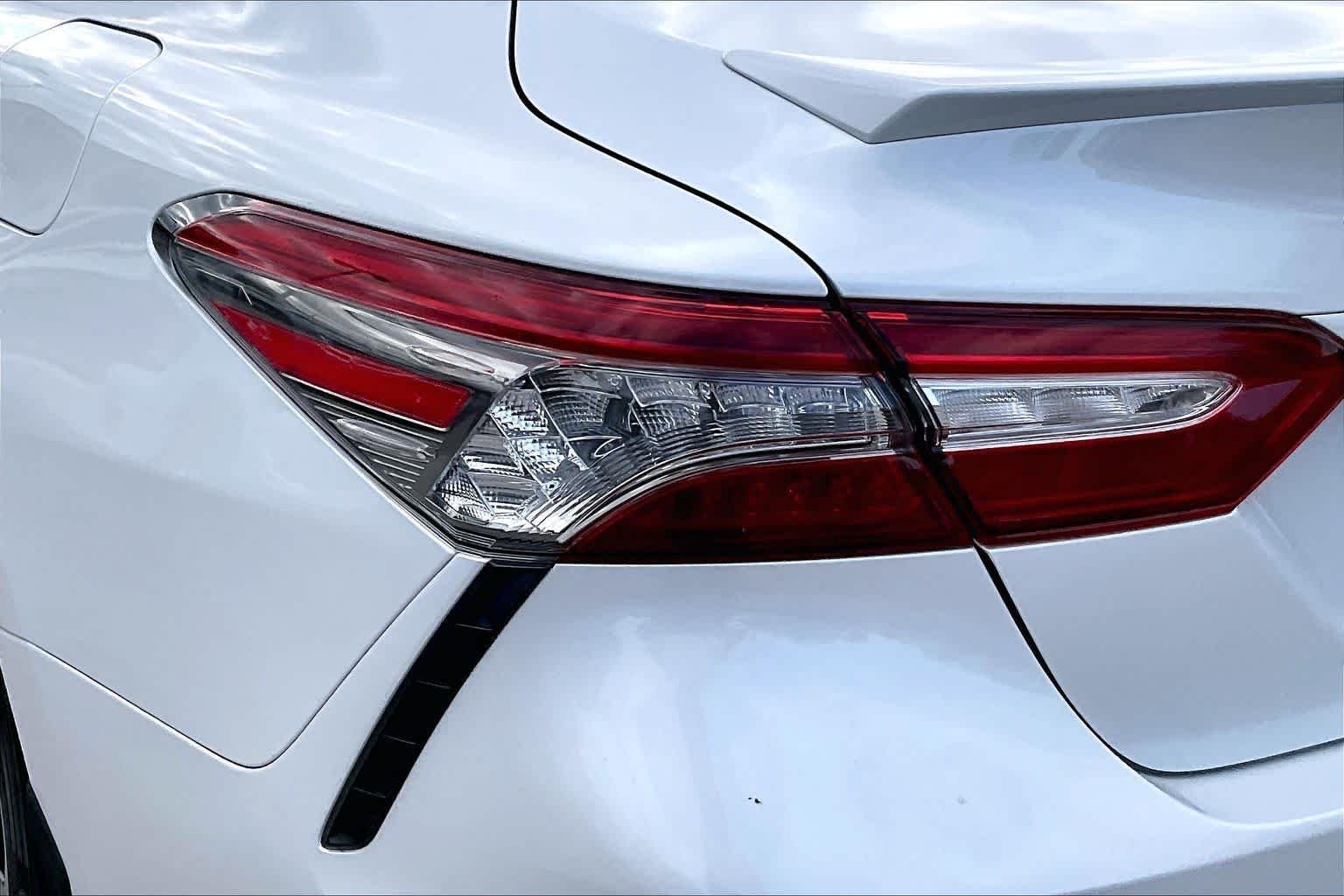 Used 2018 Wind Chill Pearl Toyota XSE V6 image 26