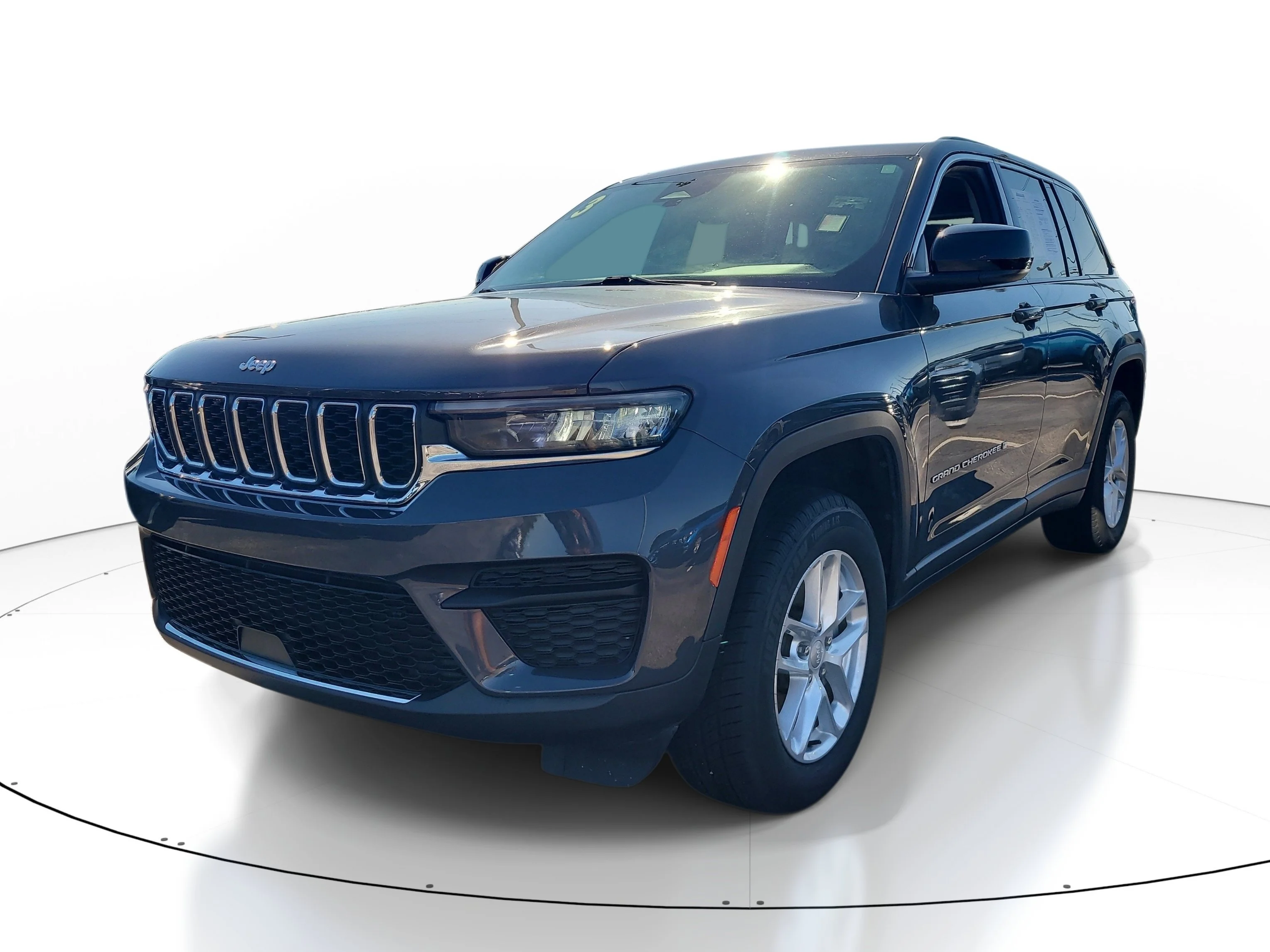 Used 2023 Baltic Gray Metallic Clearcoat Jeep Laredo image 3