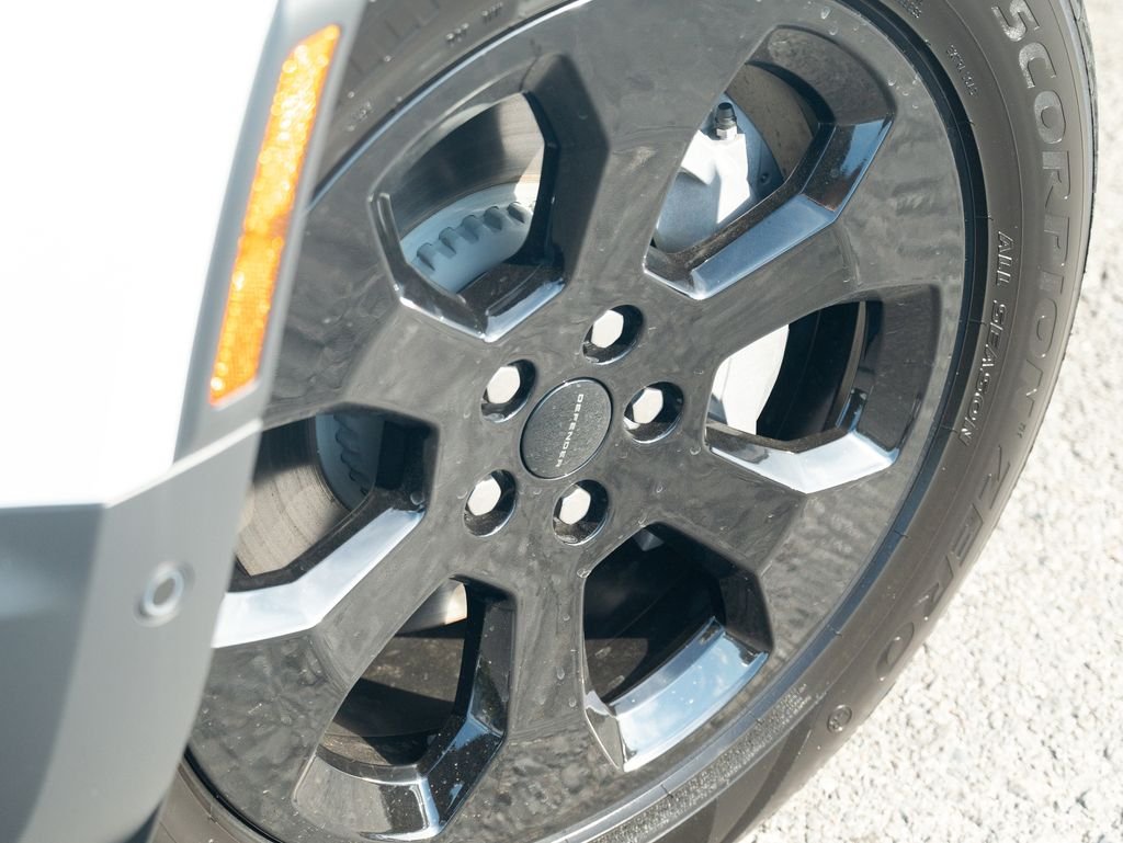 New 2026 Fuji White Land Rover S image 9
