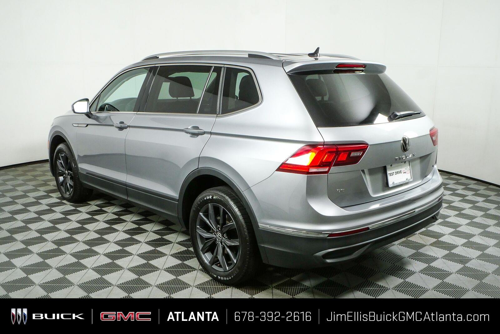 Used 2024 Pyrite Silver Metallic Volkswagen SE image 27