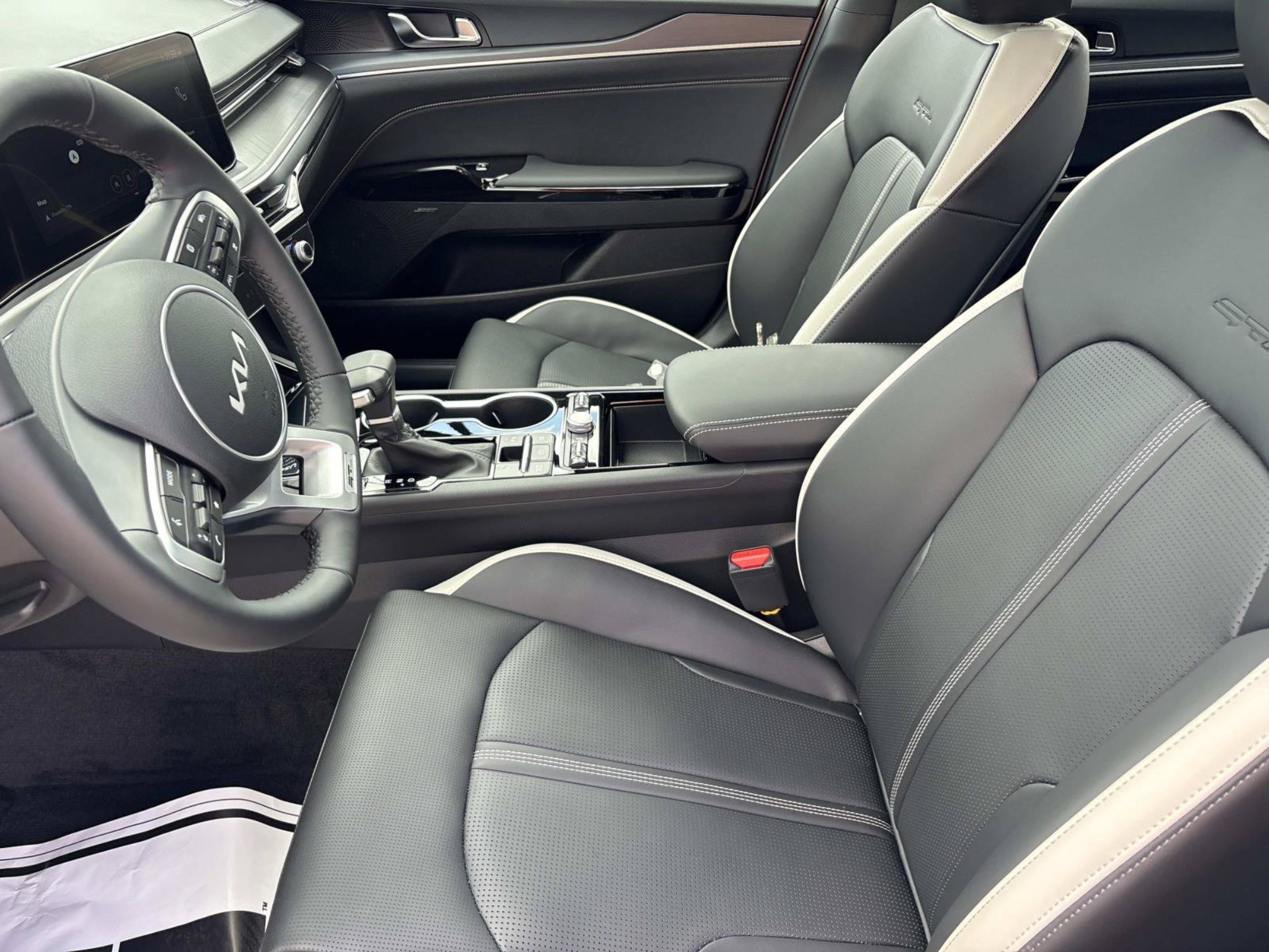 New 2027 Snow White Pearl Kia GT-Line image 18