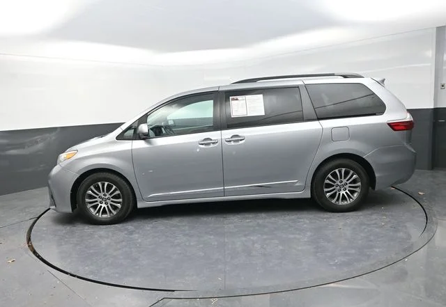Used 2018 Silver Toyota XLE image 7