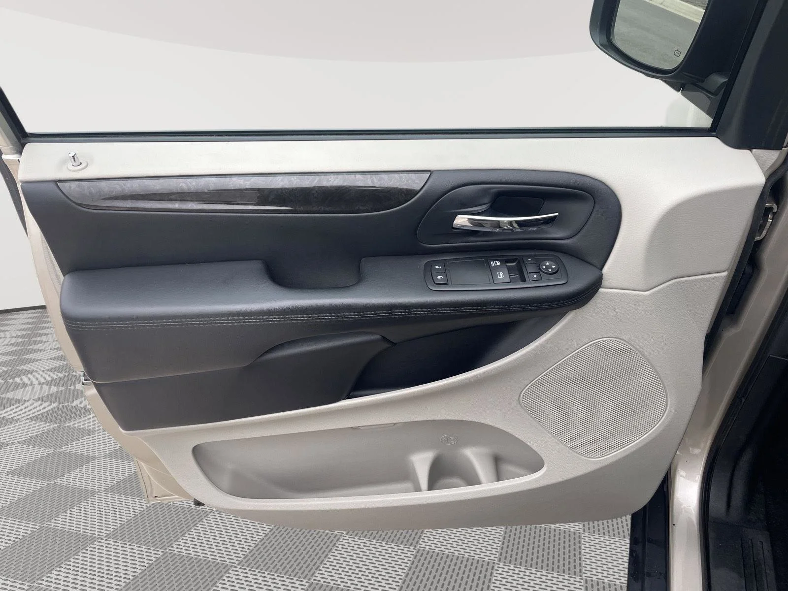 Used 2015 Cashmere/Sandstone Pearlcoat Dodge American Value Pkg image 21