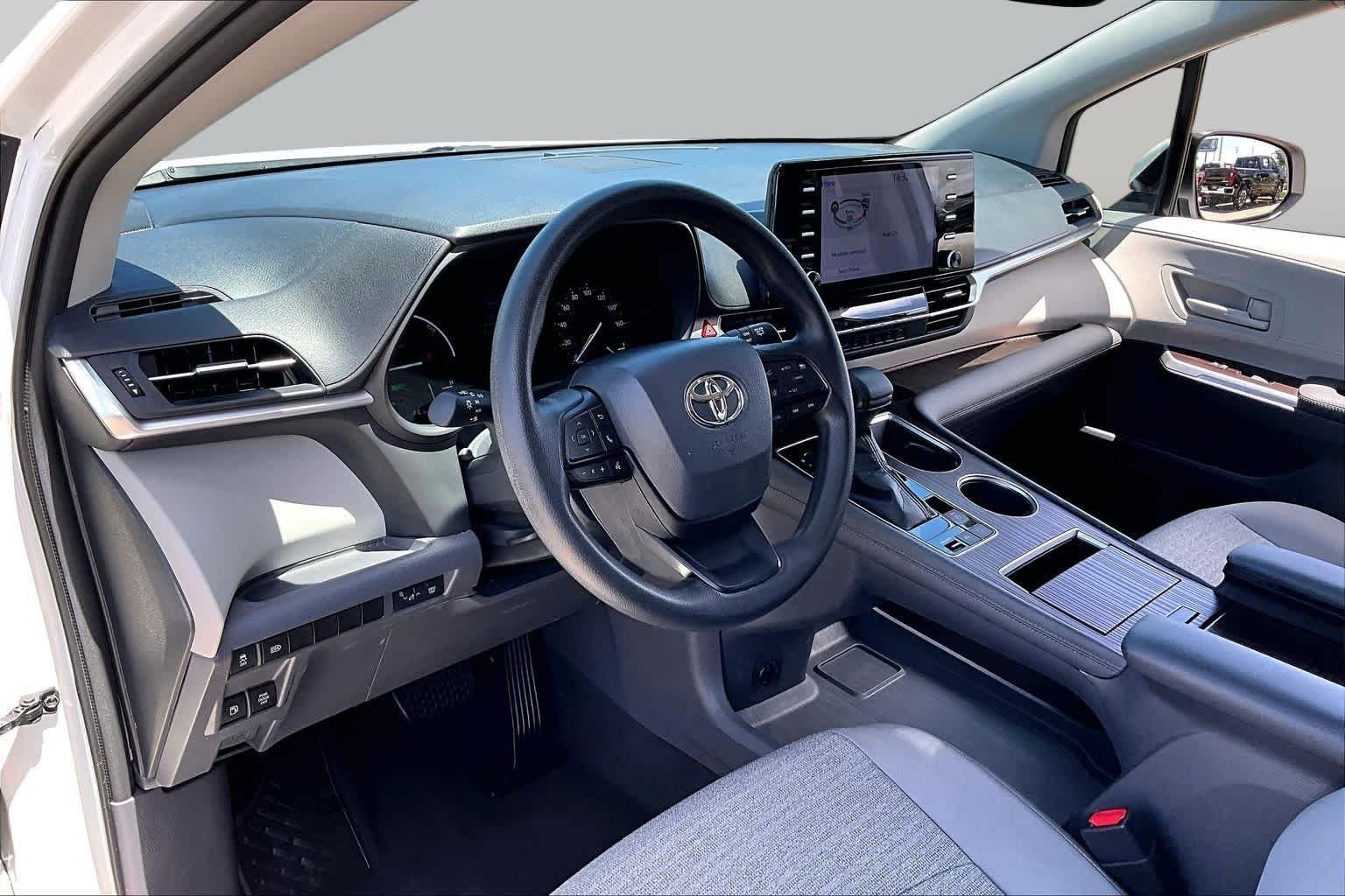 Used 2022 White Toyota LE image 17