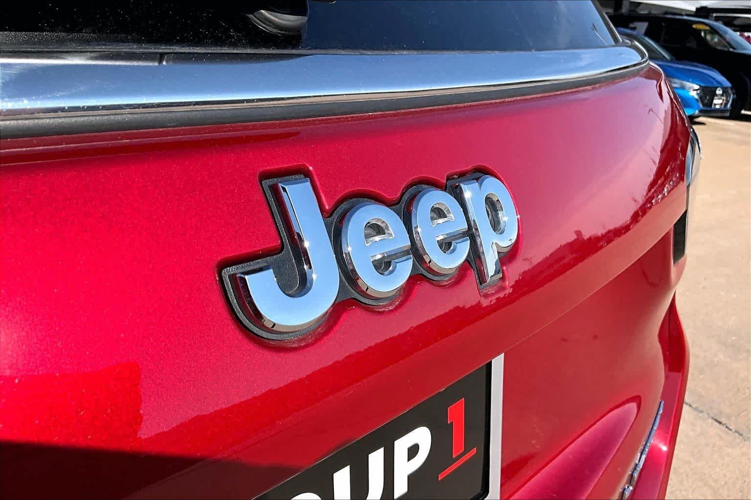 Used 2025 Red Hot Pearlcoat Jeep Limited image 28