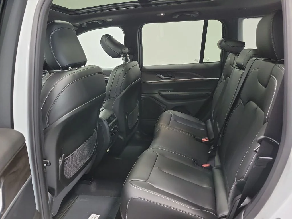 New 2025 White Jeep Limited image 9