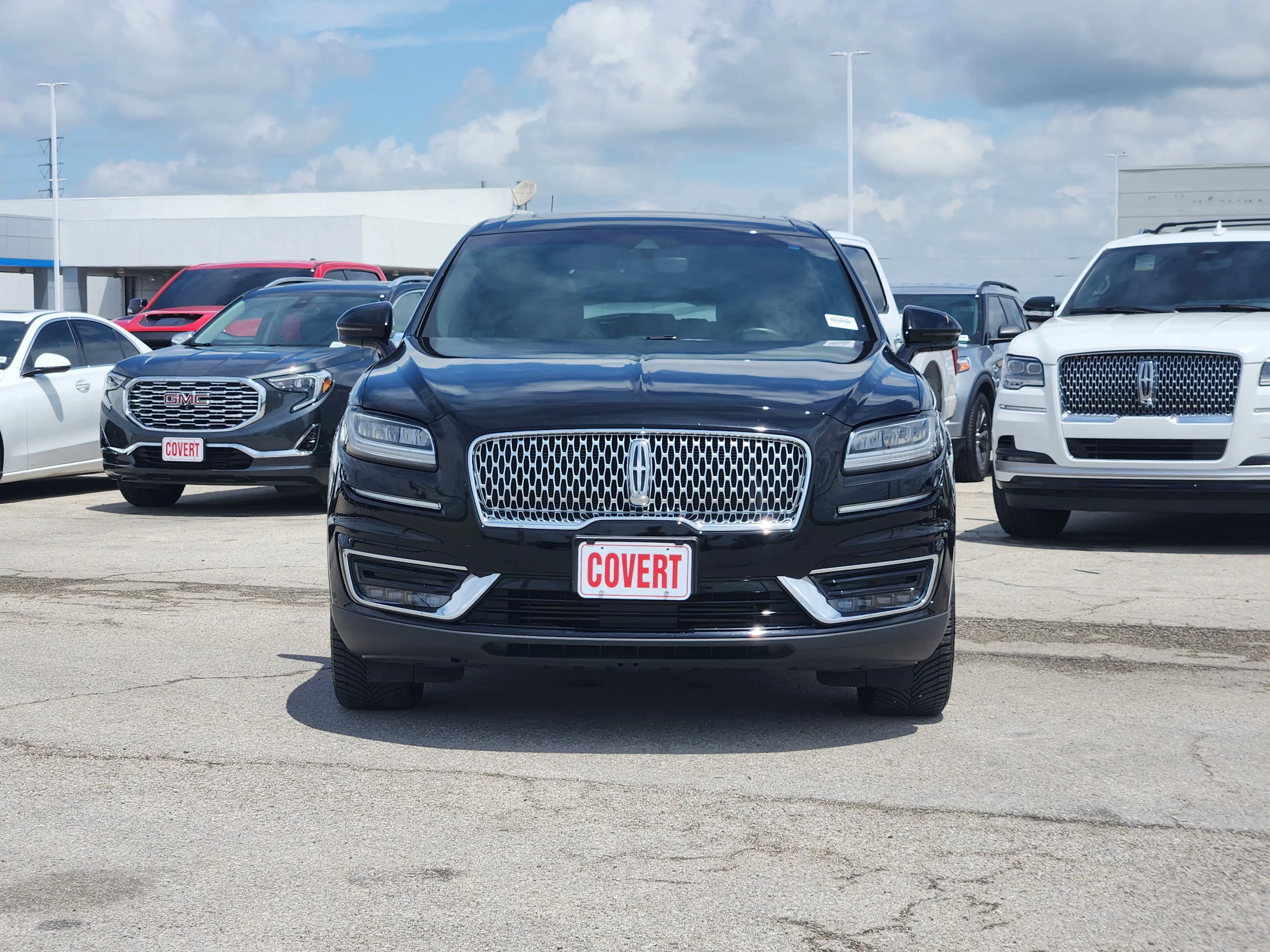 Used 2019  Lincoln Reserve image 2