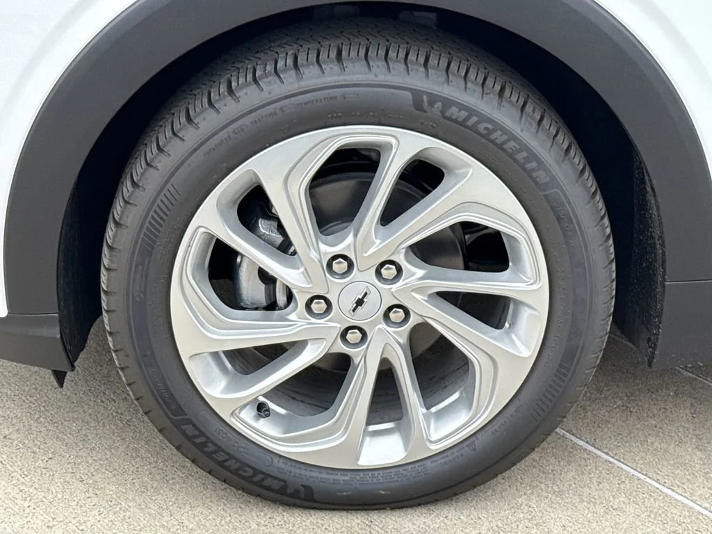 2027 Chevrolet Bolt LT - Photo 5