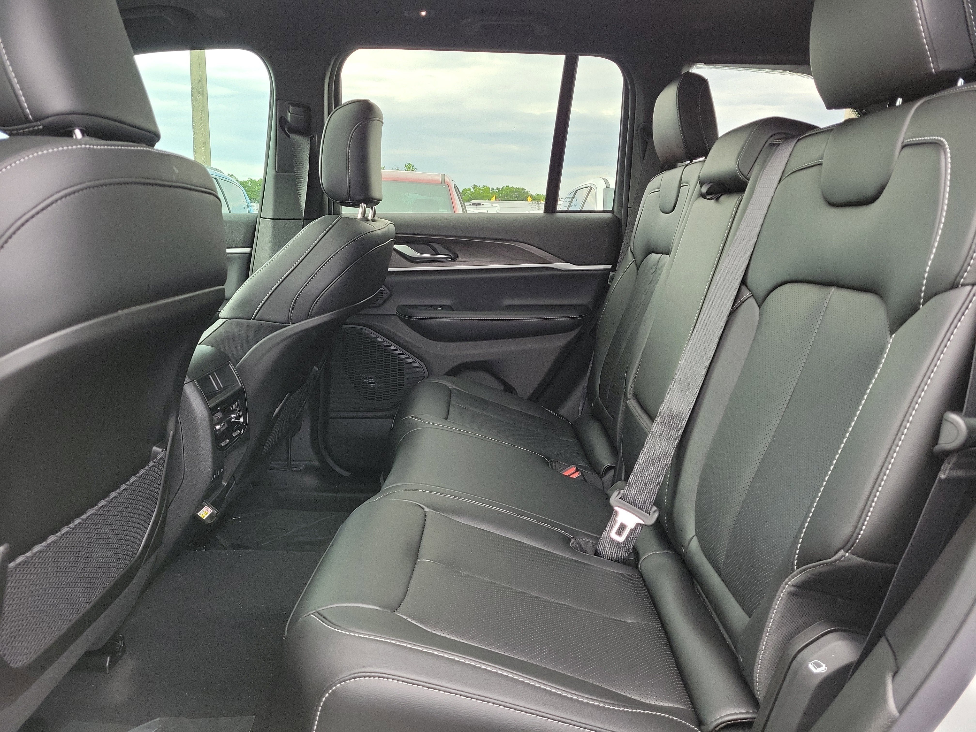 New 2026 Bright White Clear-Coat Exterior Paint Jeep Limited image 9