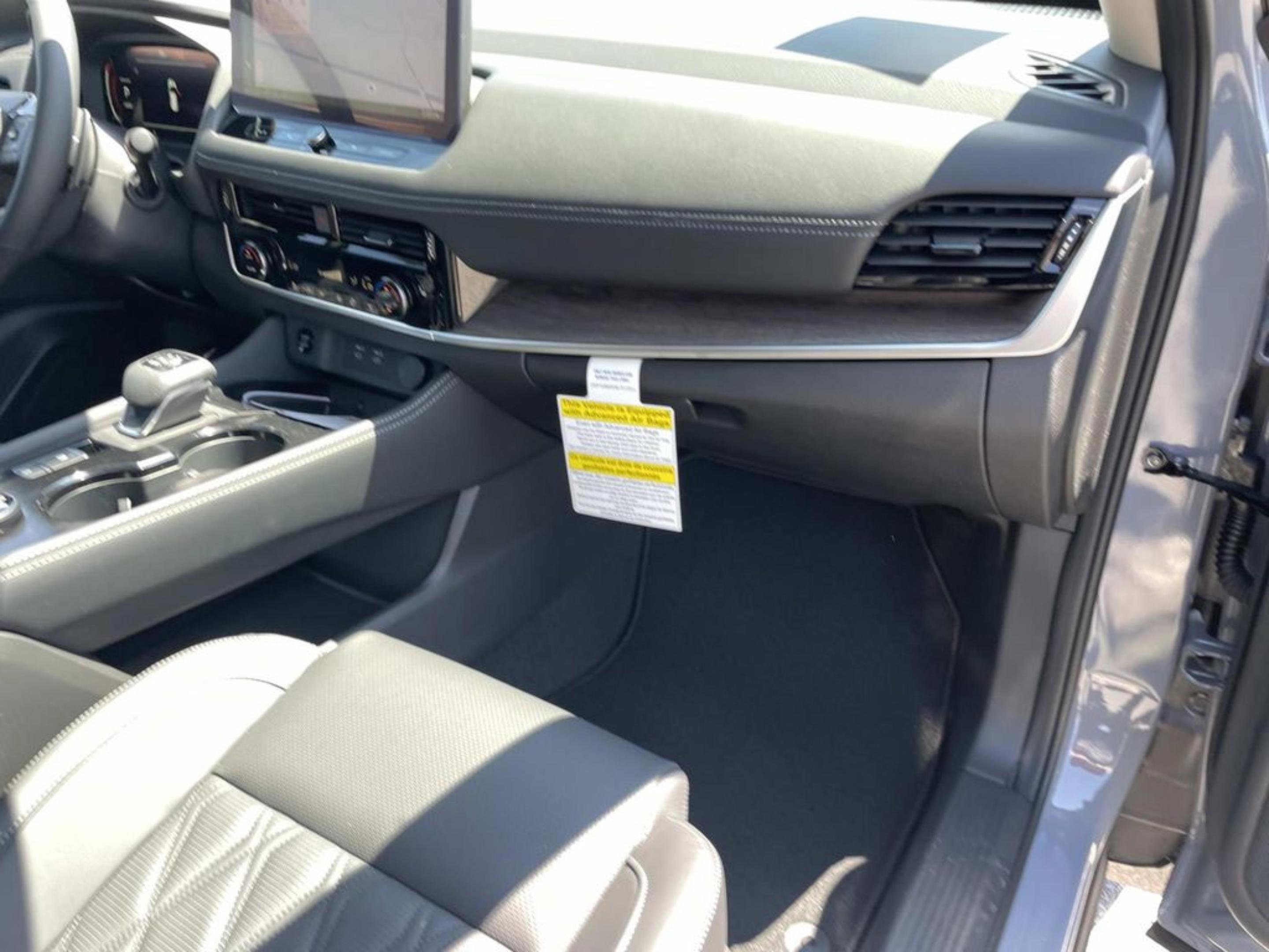 New 2026 Boulder Gray Pearl / Super Black Two-tone Nissan Platinum image 19