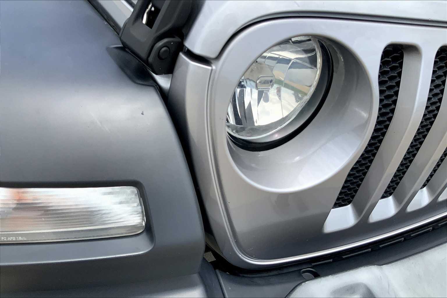 Used 2018 Billet Silver Metallic Clearcoat Jeep Sport S image 26