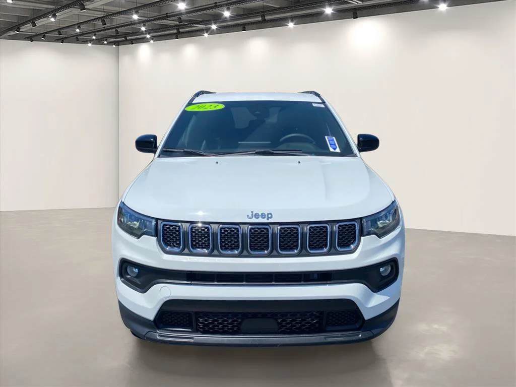Used 2023 Bright White Clearcoat Jeep Latitude Lux image 2