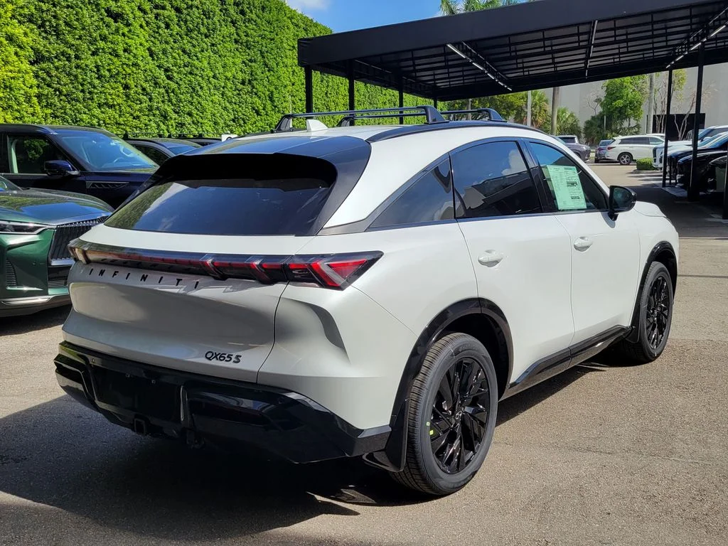 New 2027 RADIANT WHITE INFINITI Sport AWD image 3