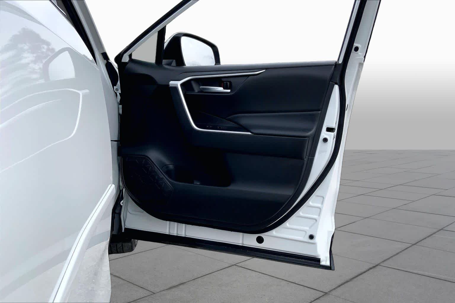 Used 2023 Wind Chill Pearl Toyota XLE Premium image 22