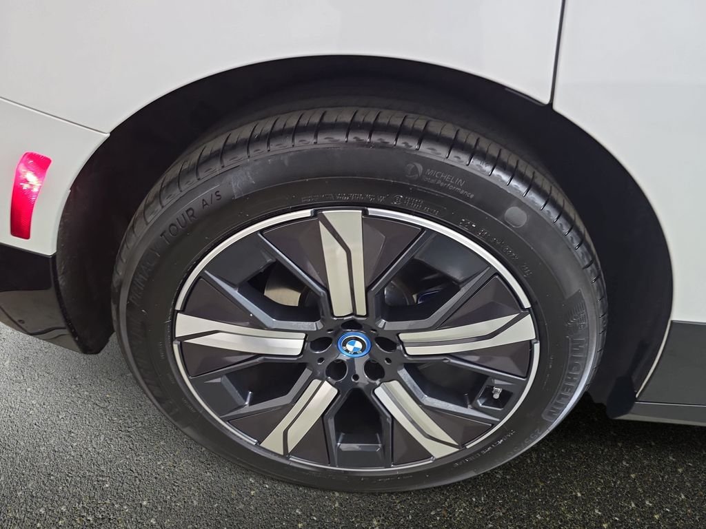 Used 2024 Mineral White Metallic BMW xDrive50 image 32