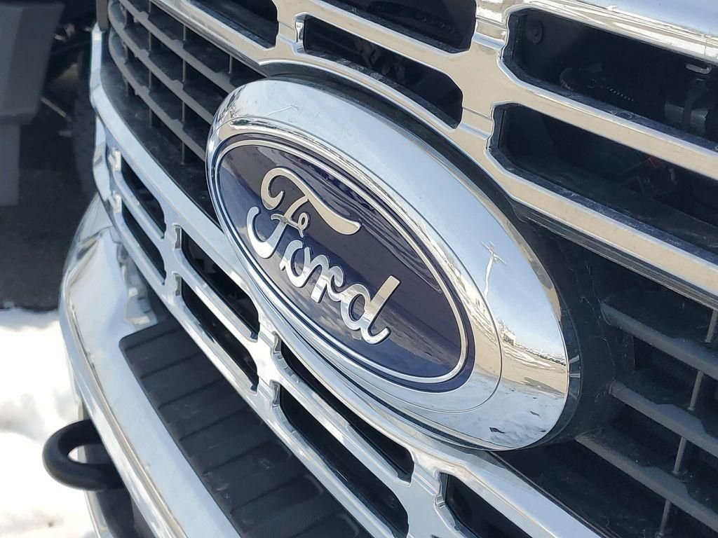 New 2025 Oxford White Ford F-550® XL image 30