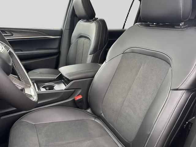 New 2026 Diamond Black Crystal Pearl-Coat Exterior Paint Jeep Laredo image 18