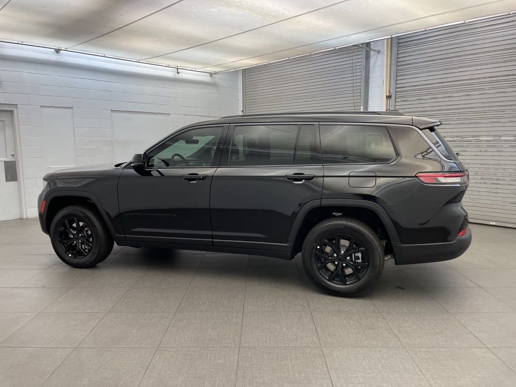 New 2026 Diamond Black Crystal Pearl-Coat Exterior Paint Jeep Altitude image 5
