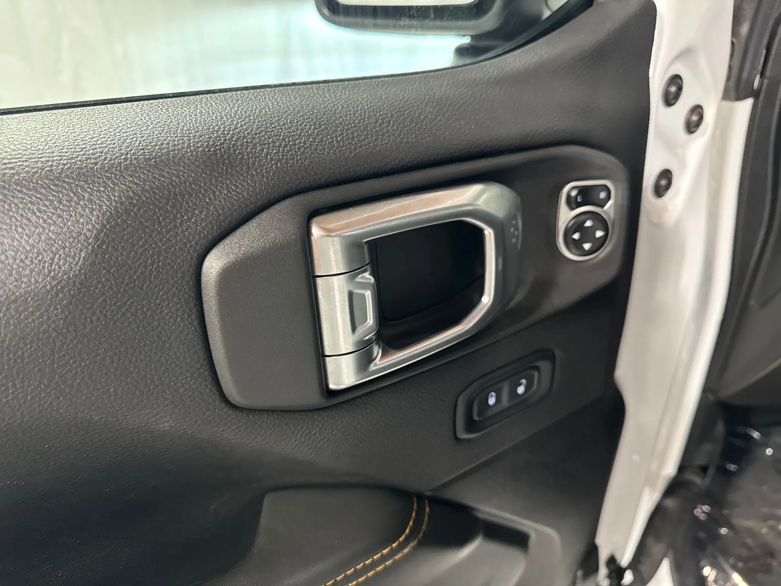 Used 2024 White Jeep Sahara image 16