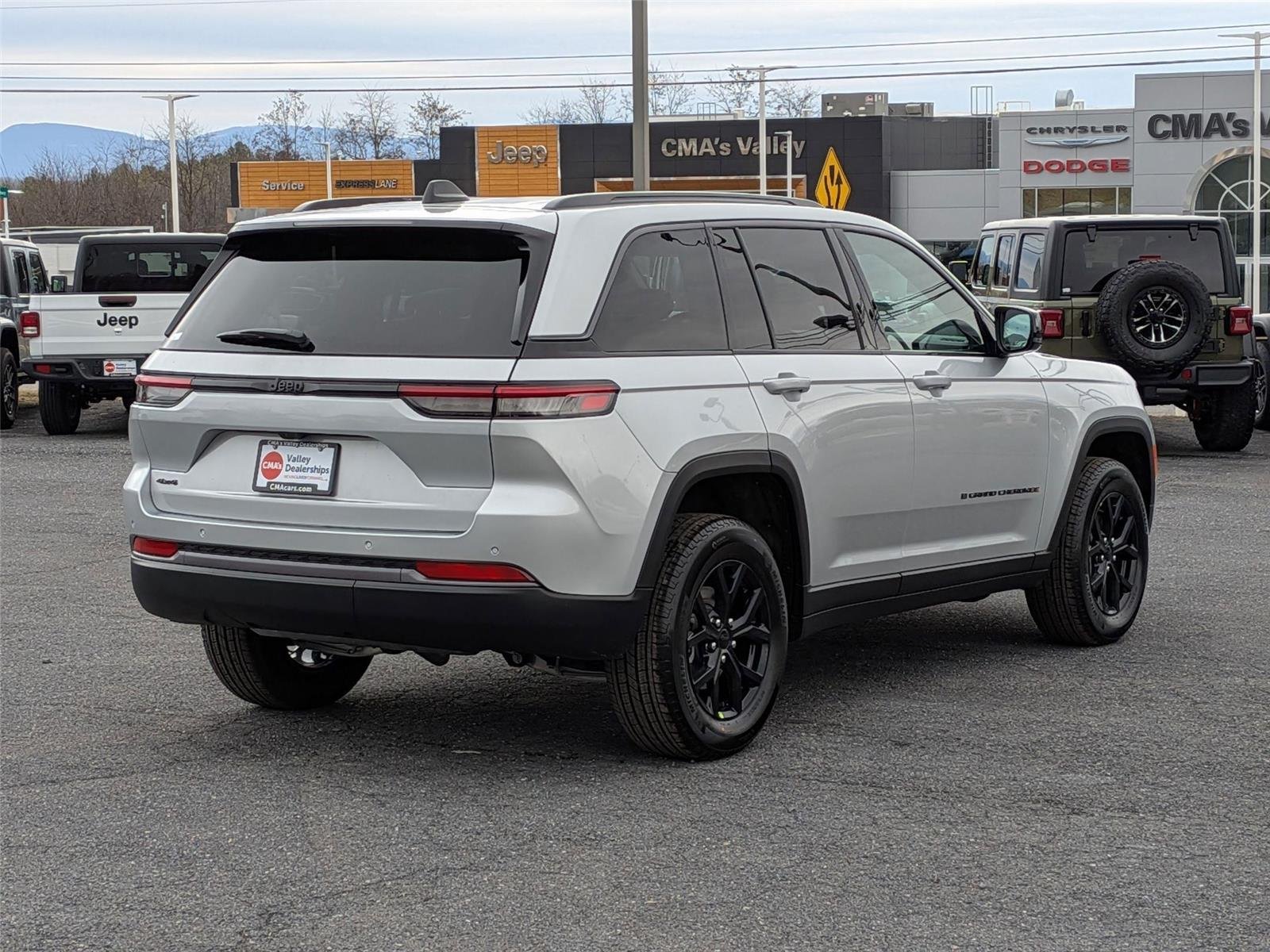 New 2026 Silver Zynith Exterior Paint Jeep Laredo Altitude image 5