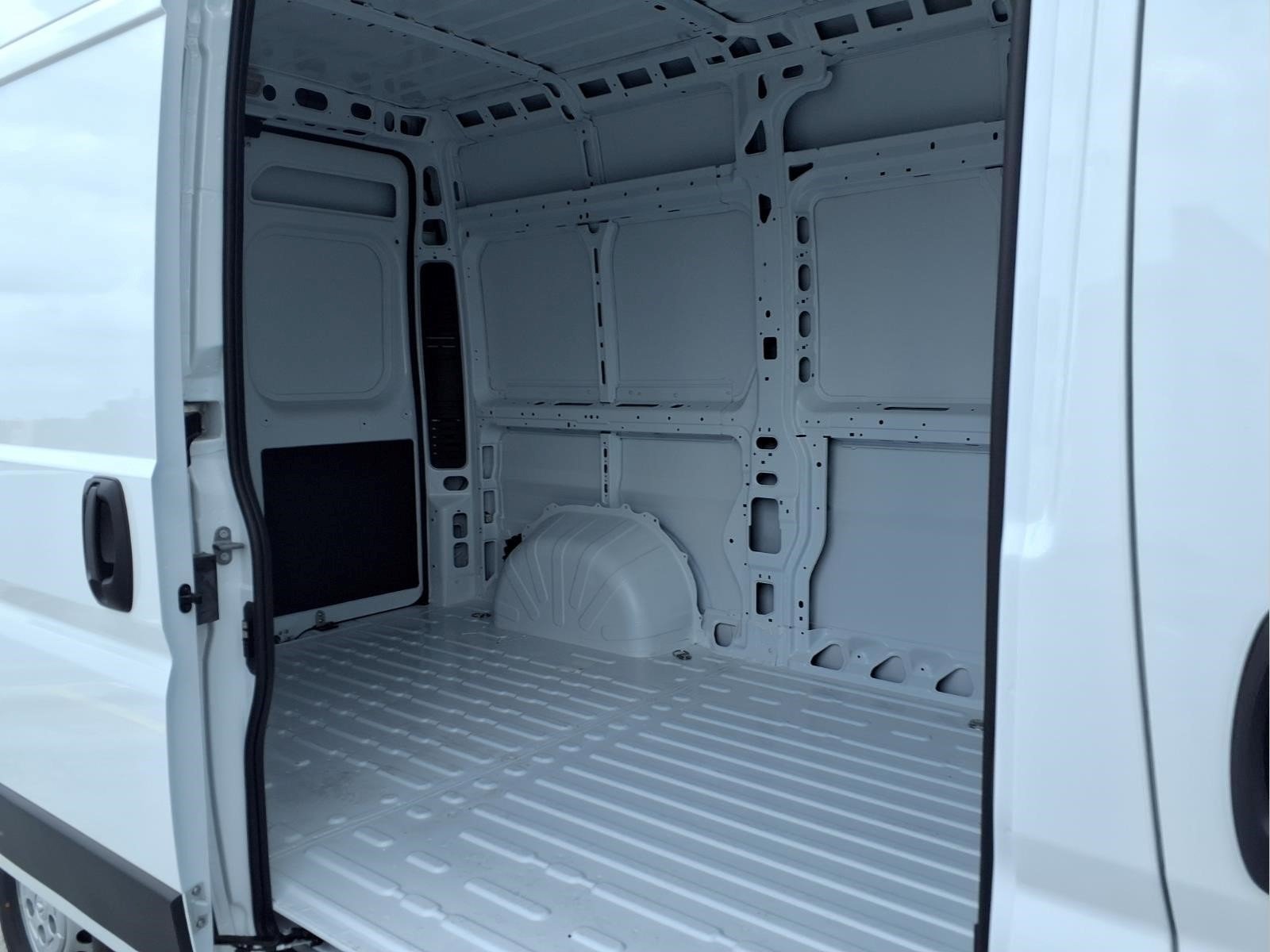 New 2026 Bright White Clear-Coat Exterior Paint RAM Tradesman image 10