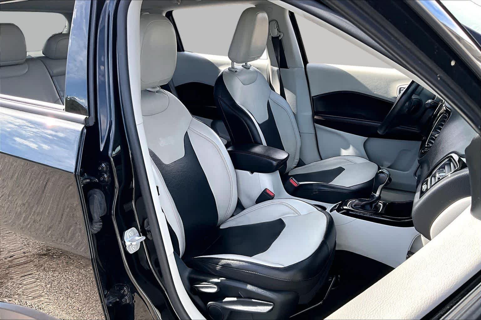 Used 2019 Diamond Black Crystal Pearlcoat Jeep Limited image 8