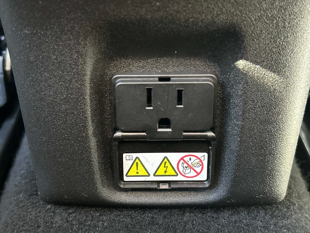 Used 2022 Black Jeep Latitude image 19