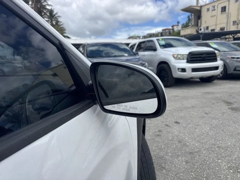 Used 2022 White Hyundai SE image 12