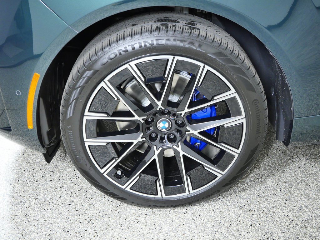 New 2027 Vancouver Green Metallic BMW  image 17