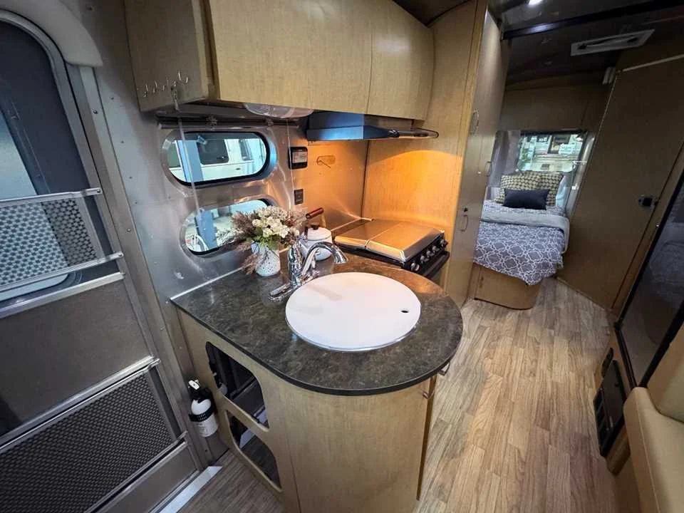 Used 2014 SILVER AIRSTREAM  image 14