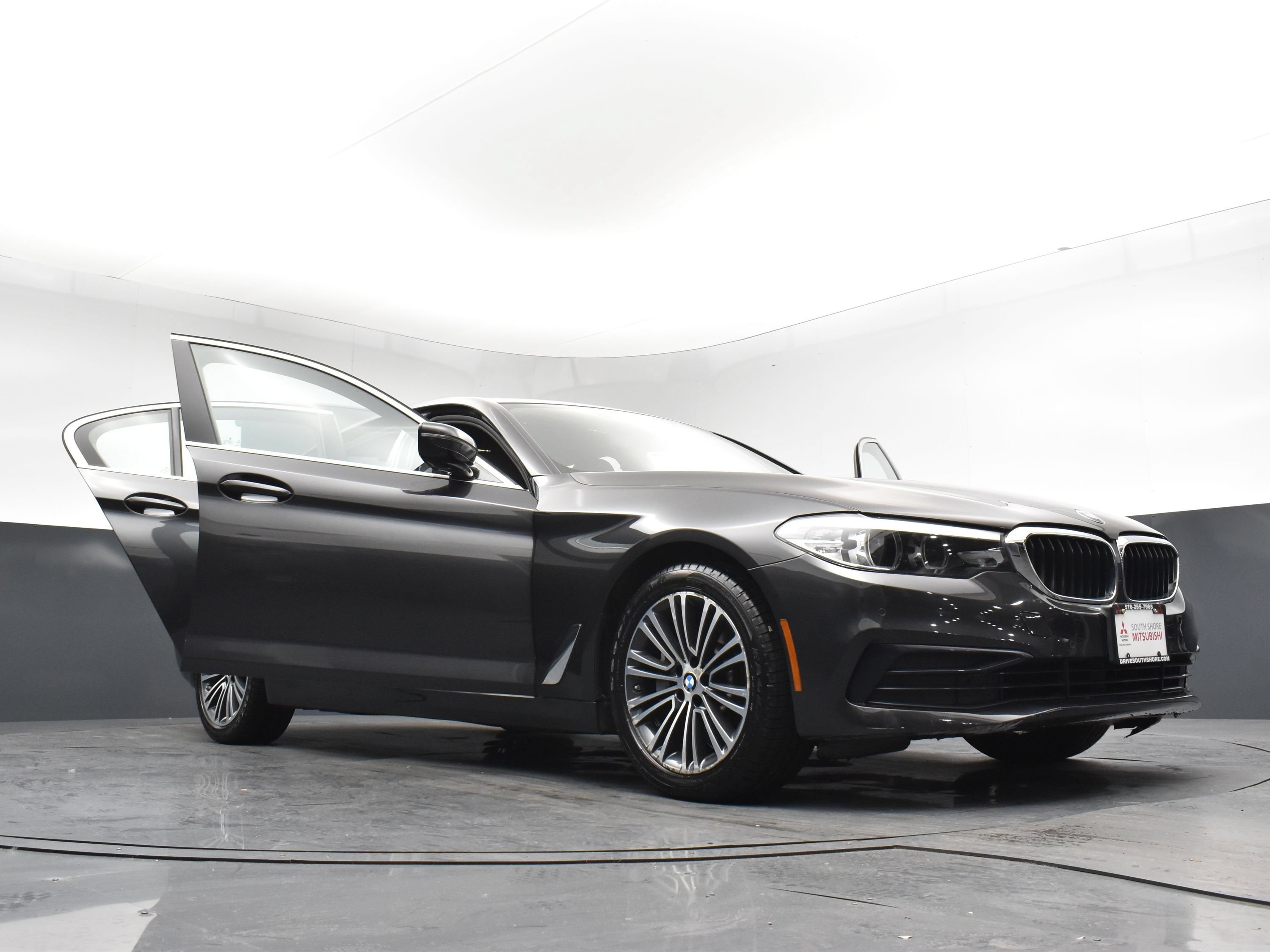 Used 2019 Dark Graphite Metallic BMW 530i xDrive image 29
