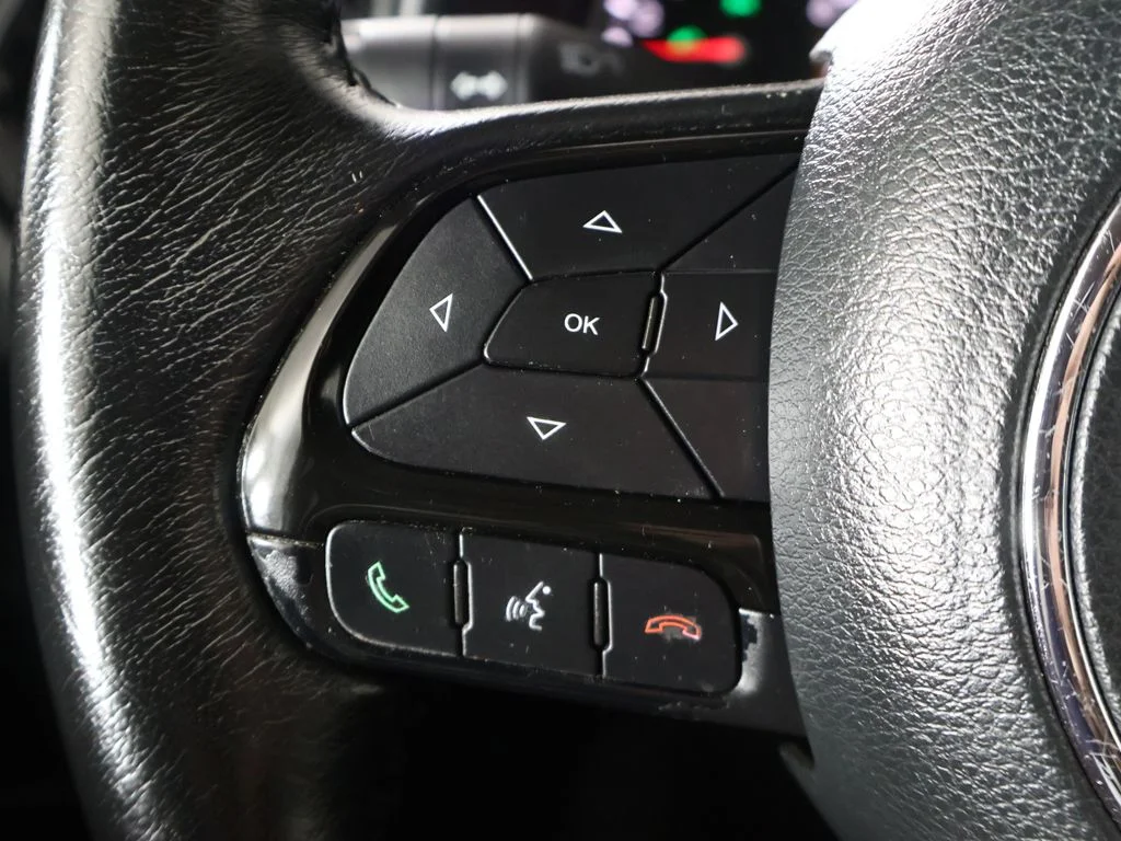 Used 2018 White Jeep Latitude image 35
