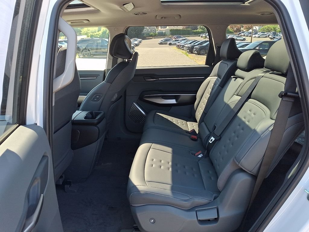New 2026 Glacial White Pearl Kia Wind AWD image 5