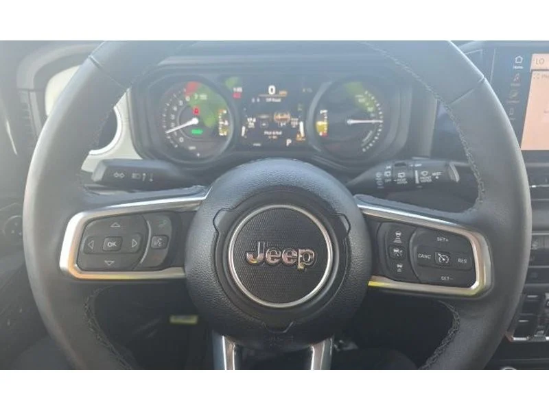 Used 2025 Granite Crystal Clearcoat Metallic Jeep Sahara image 8