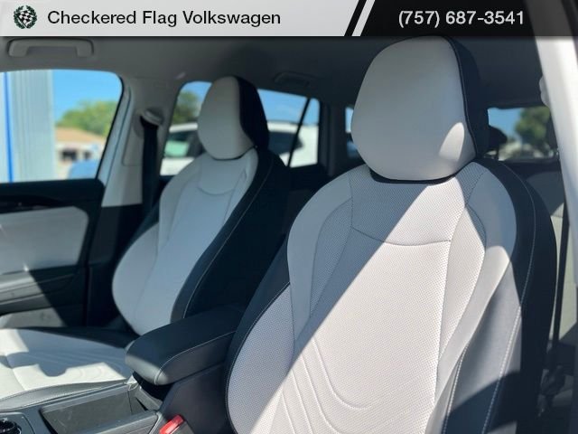 Used 2025 Pure White Volkswagen 2.0T SE image 19