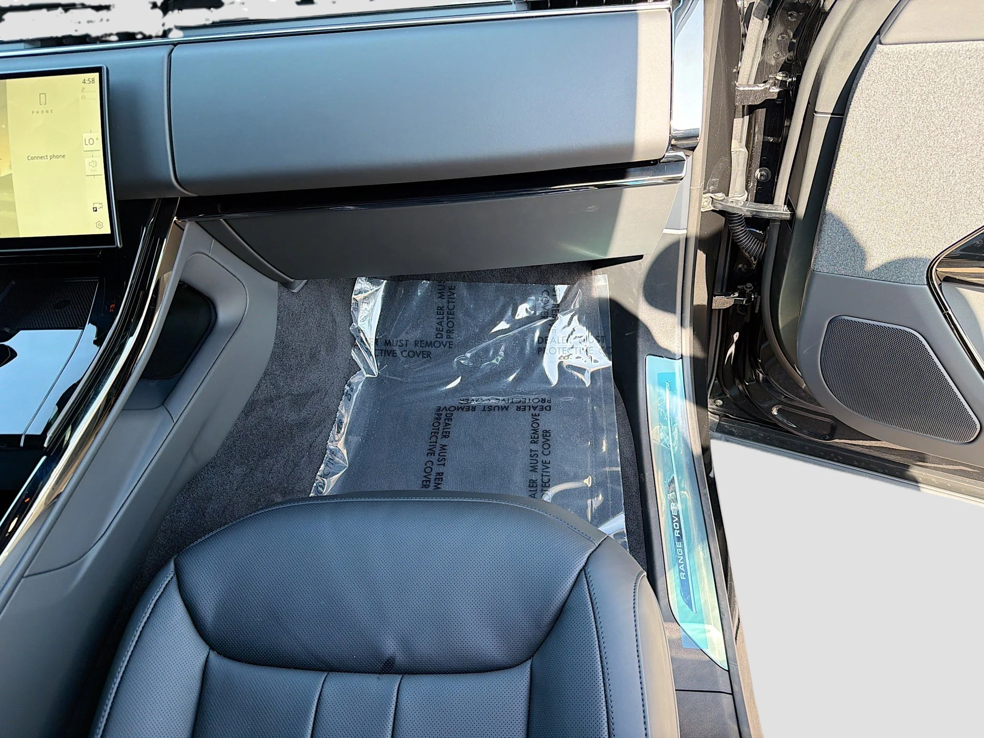 New 2026 Santorini Black Metallic Land Rover Dynamic SE image 18